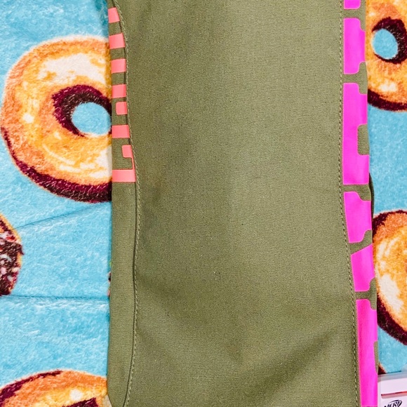 ⓈⓄⓁⒹVSPinK Duffel bag- {carry- on} - Picture 7 of 9